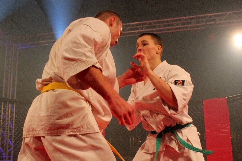 W drugiej walce karate Łukasz Lubiejewski (Sport Klub Karate...