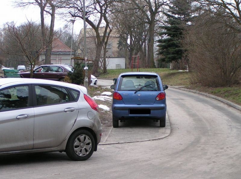 Autodranie zawłaszczyli dla siebie chodnik na ul. Dolnej (zdjęcia)