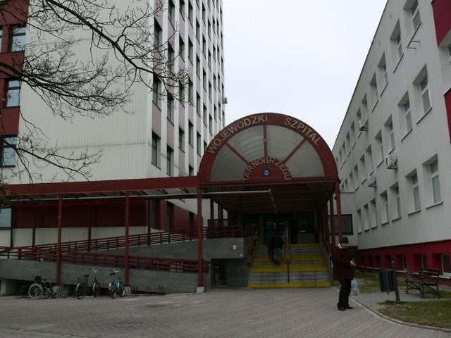 Jako jeden z pierwszych zakaz odwiedzin na oddziałach wprowadził zarząd Szpitala Wojewódzkiego w Tarnobrzegu. Zakaz obowiązuje już od piątku