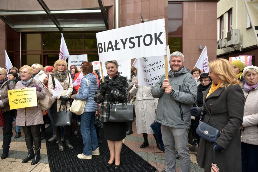 W poniedziałek o godz. 14 przed Podlaskim Urzędem...