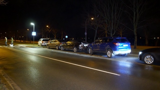 W niedzielę wieczorem doszło do kolizji przy ul. Sobieskiego w Słupsku. Ze wstępnych ustaleń policji wynika, że kierująca Renault kobieta, była sprawcą kolizji na ul. Sobieskiego. Zmiana pasa ruchu, spowodowała, że uderzyła w lewy bok forda, który wjechał w zaparkowane dwa samochody. Najpierw w tył mercedesa, a ten w opla stojącego przed nim.