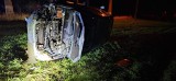 Wypadek w Lubieniowie. Samochód uderzył w drzewo. Kierowca uciekł, jest poszukiwany