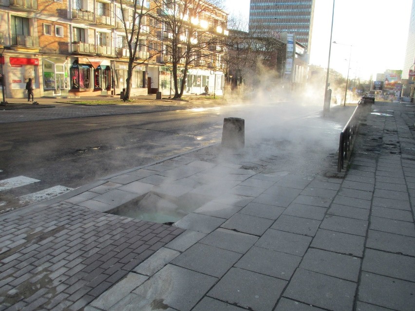 Uwaga, w centrum Gdańska pękła rura z gorącą wodą