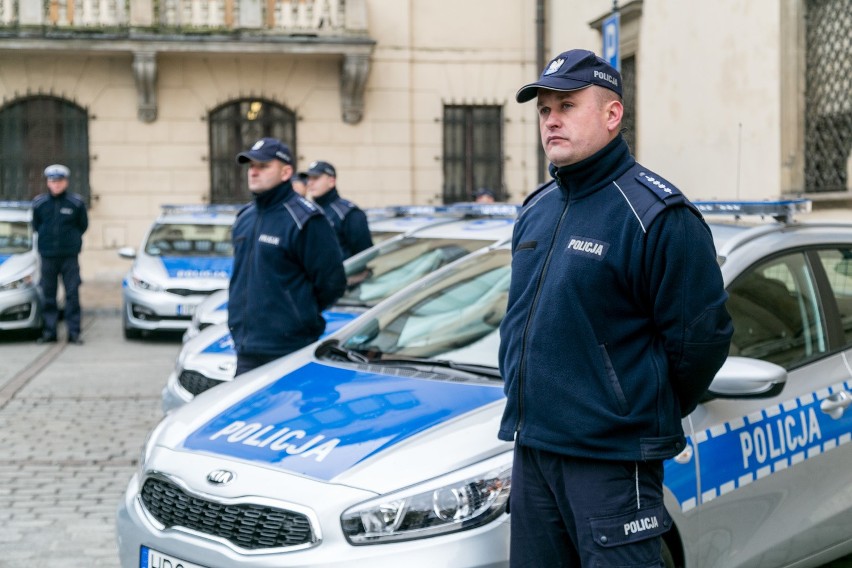Nowe samochody dla krakowskiej policji [ZDJĘCIA, WIDEO]
