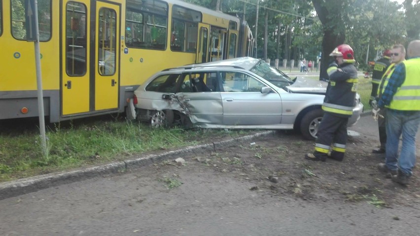 Szczecin: Zderzenie tramwaju z samochodem na Gumieńcach [zdjęcia]