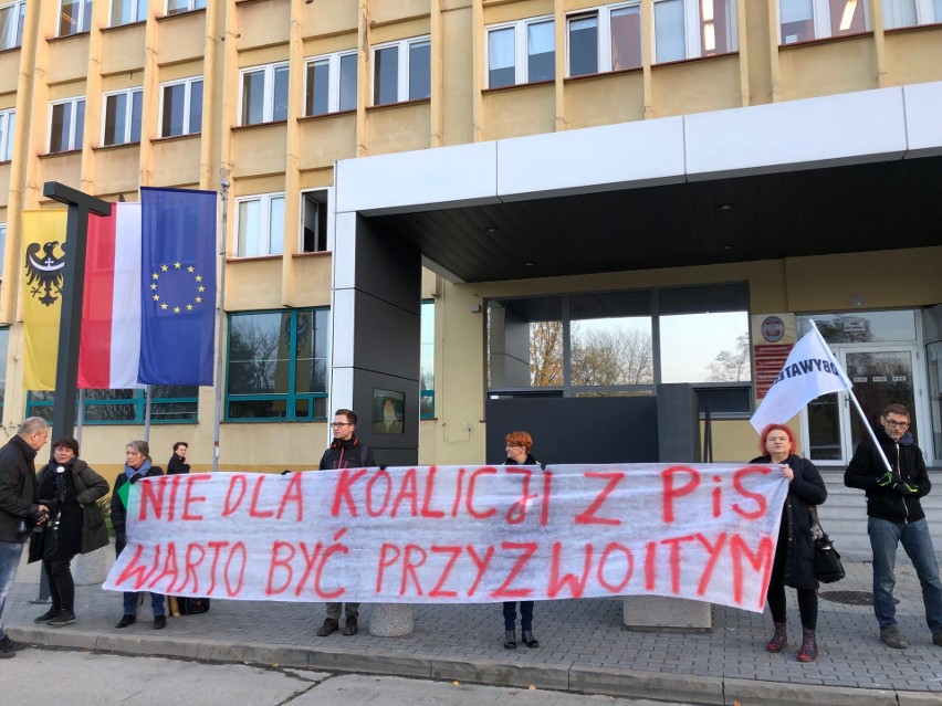 Protest przed urzędem: Nie chcą rządów PiS (ZDJĘCIA)