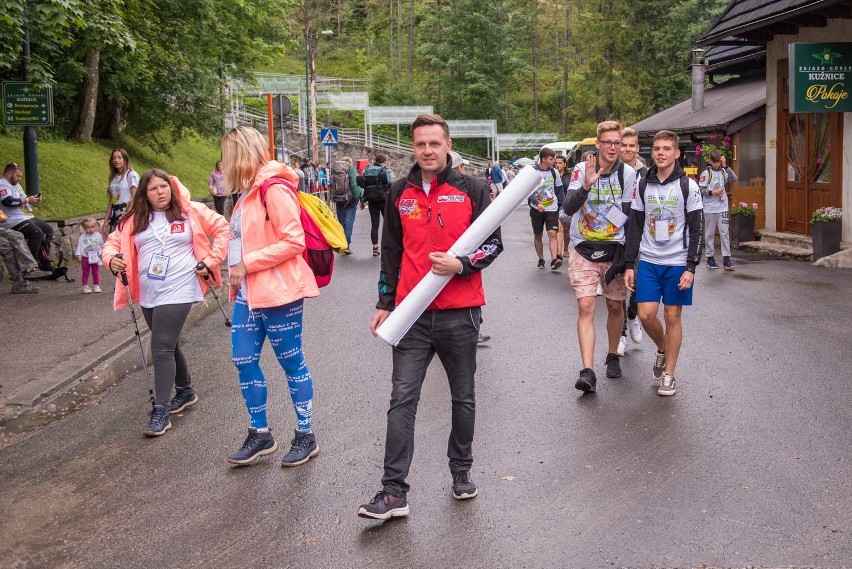 Zakopane: 3000 uczestników akcji "Czyste Tatry" wyruszyło sprzątać szlaki [GALERIA]