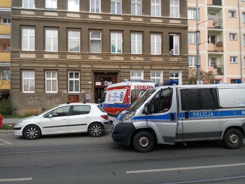 Interwencja służb w jednym z mieszkań przy ulicy Potulickiej w Szczecinie. Na szczęście nic się nie stało
