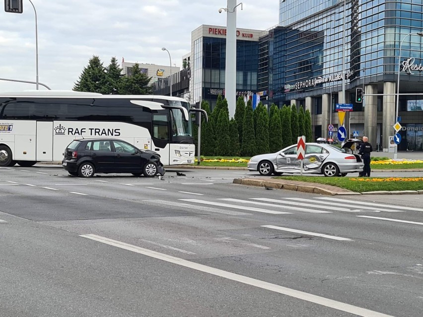 Wypadek na rondzie koło Galerii Rzeszów. Zderzyły się dwa samochody [ZDJĘCIA]