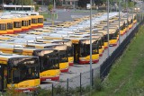 Kilkadziesiąt miejskich autobusów na parkingu w centrum Kielc. Dlaczego tam stoją? 