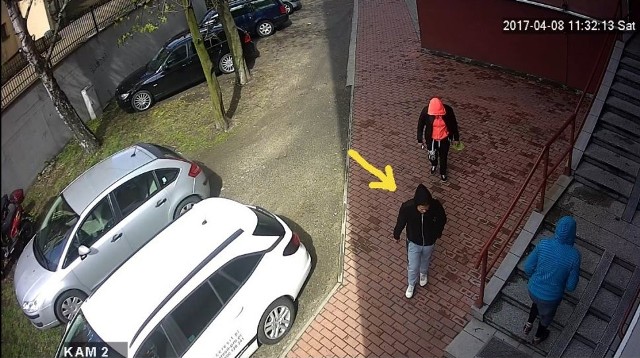 Policjanci z Gliwic opublikowali zdjęcia z monitoringu, na których widać kobietę podejrzewaną o kradzież w mieszkaniu gliwiczanki