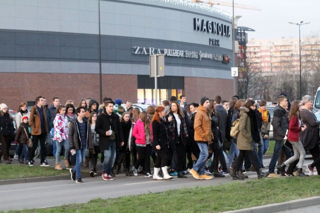 Szał przedświątecznych zakupów we Wrocławiu. To już ostatni weekend przed mikołajkami - widać to dziś doskonale we wrocławskich galeriach handlowych i marketach. Sprawdź na kolejnych slajdach, jak wygląda sytuacja przy najpopularniejszych w mieście centrach handlowych - posługuj się klawiszami strzałek, myszką lub gestami.