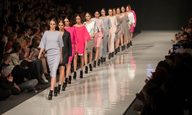 Pokazy w ramach Fashion Week gromadzą tłumy gości