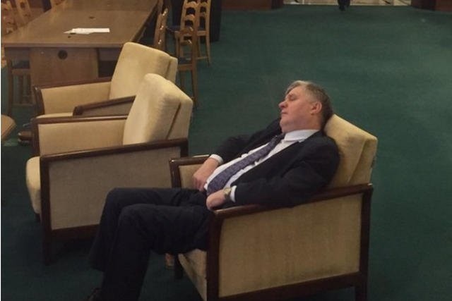 Poseł Krzysztof Jurgiel zasnął w Sejmie podczas głosowań....