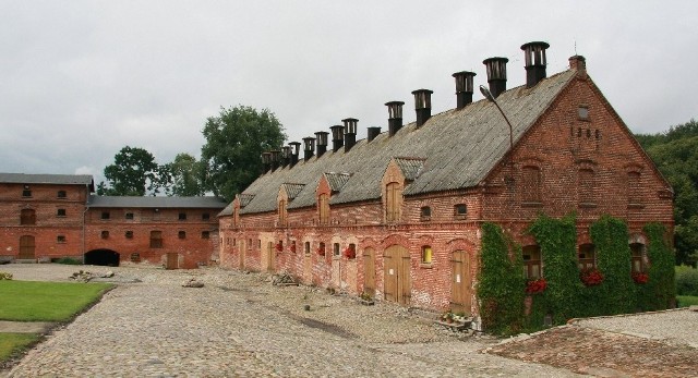 Skansen powstał w dawnym folwarku, który do 1945 r. należał do rodziny von Unruh. W tych zabudowaniach zrekonstruowano warsztaty wiejskich rzemieslników.