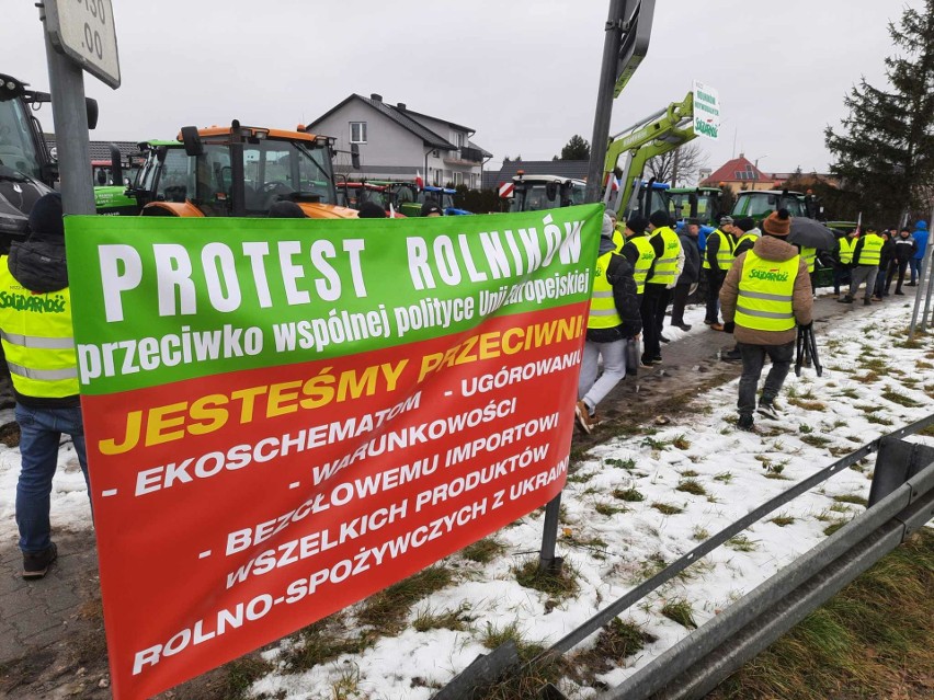 Protest rolników na rondzie i drodze krajowej numer 78 w Nagłowicach. Setki protestujących, były ogromne korki