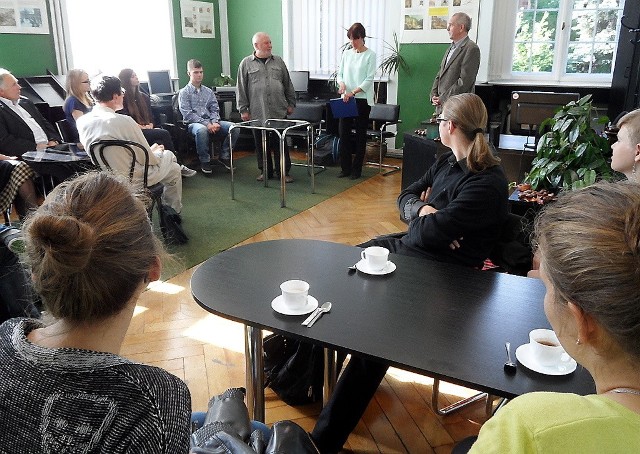 Pierwsze spotkanie uczestników i prowadzacych warsztaty. W głębi z lewej - Adam Ziemianin, poeta z Krakowa.