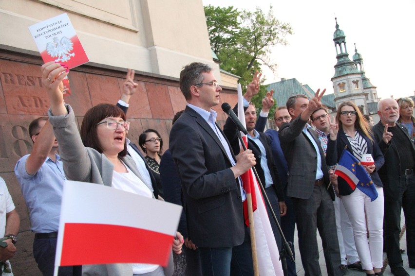 Wielka manifestacja w centrum Kielc „Wolne Sądy” z tysiącami uczestników  