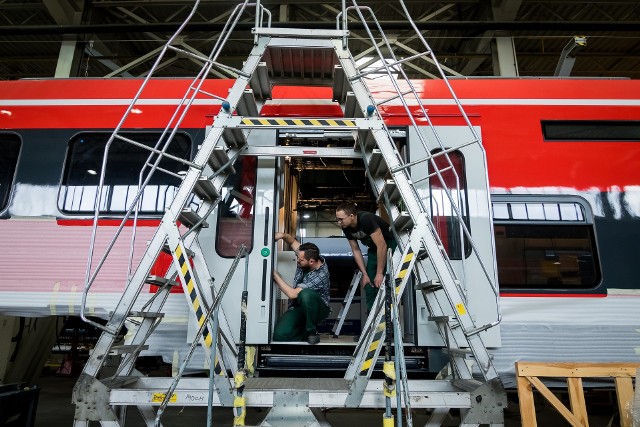 To największy kontrakt w historii Pesy podpisany z niemieckim przewoźnikiem podczas targ&oacute;w w Berlinie InnoTrans 2012. Zawarto wtedy umowę ramową na dostawę do 470 spalinowych Link&oacute;w dla sp&oacute;łki DB Regio. Jej maksymalna wartość może wynieść nawet 1,2 mld euro (ok. 5 mld zł).  - W halach zakładu uruchomień są trzy Linki, konstrukcjami jest wypełniona hala montażu końcowego, gdzie aktualnie montowanych jest sześć pojazd&oacute;w - wylicza Maciej Grześkowiak, szef promocji w Pesie. - Każdy etap produkcji odbywa się pod nadzorem przedstawicieli DB. Linki w ostatnich miesiącach pozytywnie przeszły testy, trwają ostatnie prace związane z przygotowaniem dokumentacji homologacyjnej. Uzgodniony z DB plan zakłada, że do połowy przyszłego roku pojazdy uzyskają homologację EBA, wtedy też rozpoczną się jazdy pr&oacute;bne i odbiory pojazd&oacute;w. ;Pesę Bydgoszcz czeka na wyjazd za Odrę - W 2018 dostarczymy 71 pojazd&oacute;w dla region&oacute;w Sauerland, Allg&auml;u i Hessen - zapowiada Grześkowiak.