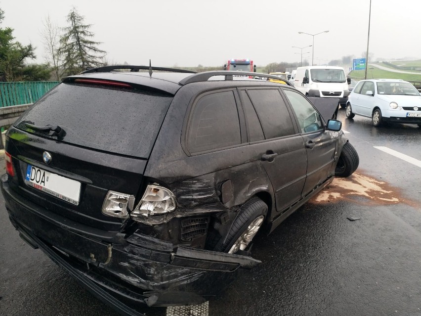 Samochód BMW uderzył w bariery na autostradzie w Balicach