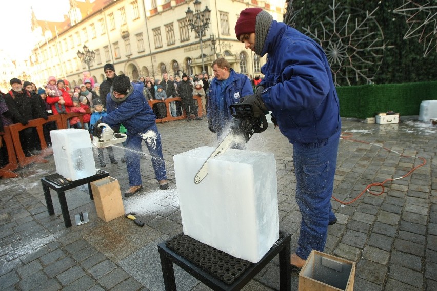 Wrocław: Na Rynku powstają lodowe rzeźby (ZOBACZ ZDJĘCIA, FILM)