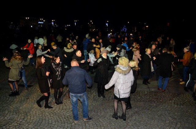 Tak mieszkańcy Daleszyc powitali Nowy Rok. Zobaczcie zdjęcia.ZOBACZ WIDEO: Sylwester 2018/2019 w Kielcach. Tak witaliśmy Nowy Rok 