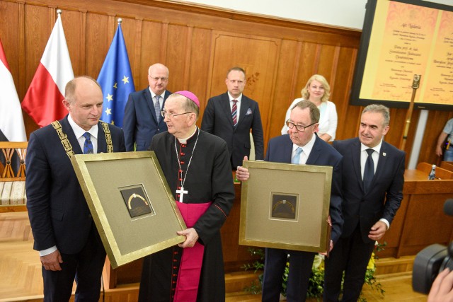 Arcybiskup Henryk Muszyński i prof. Stanisław Dembiński dołączyli do grona honorowych obywateli województwa