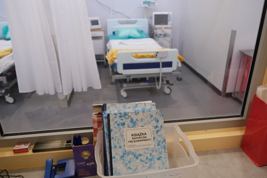 Białystok. Pierwsza pacjentka trafiła do szpitala tymczasowego w hali UMB. To starsza kobieta [ZDJĘCIA]