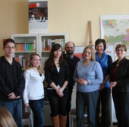 Od lewej laureaci konkursu: Arkadiusz Gajos (III miejsce), Katarzyna Jacek (II miejsce) i Monika Heiler (I miejsce) oraz jury: Janusz Wróbel,wiceprezes Biura Podróży Almatur w Opolu, Joanna Czarkowska-Pasierbińska z WBP, Joanna Waleska i Monika Wójcik-Bednarz, Biblioteka Austriacka.