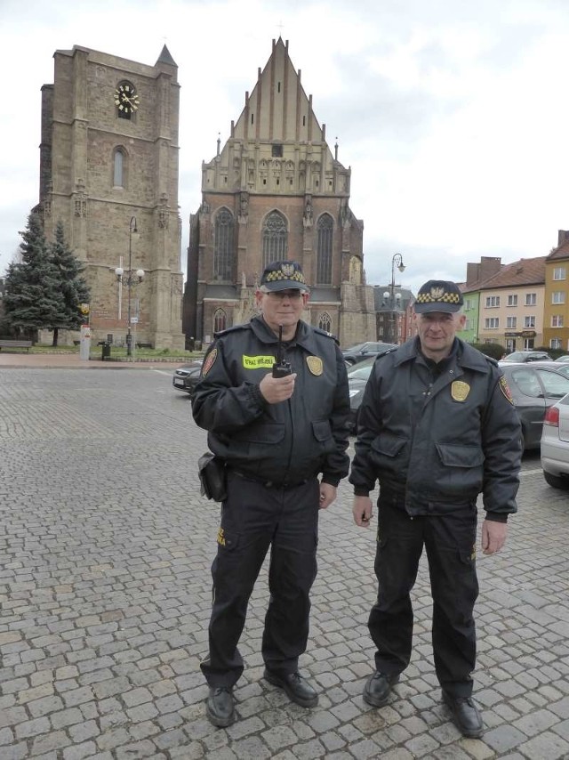 Strażnicy: st. spec. Adam Pawlików i  st. insp. Jarosław Kraszewski przekonują,  że strażnikom warto zaufać.