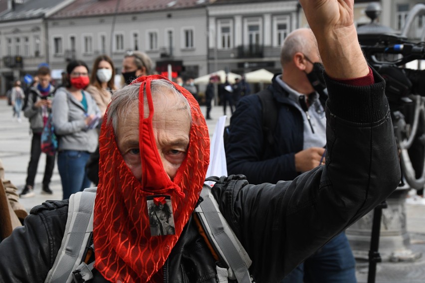 W Kielcach odbył się głośny marsz antycovidowców. „Covid to światowe oszustwo” - krzyczeli [ZDJĘCIA,WIDEO]