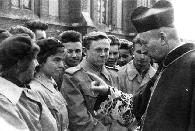 1 maja 1958 roku. Ksiądz Prymas Stefan Wyszyński odwiedził oba ełckie kościoły. Na ul. Kościuszki czekały na niego tłumy mieszkańców.