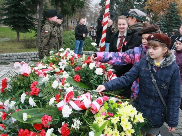 Kwiaty przed pomnikiem składalją harcerze z międzyrzeckiego hufca ZHP