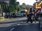 Wypadek na drodze krajowej w Krzeszowicach. Zderzenie samochodów osobowych. Droga całkowicie zablokowana
