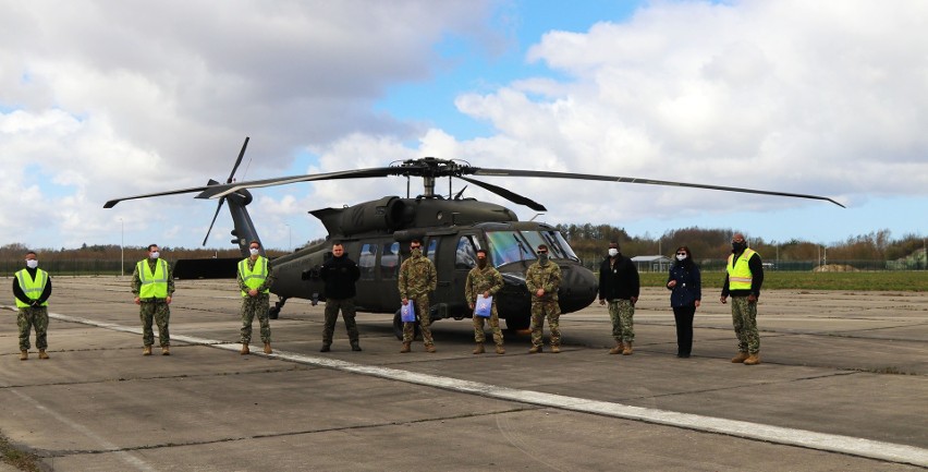 Helikopter z zaopatrzeniem przeciw COVID-19 wylądował w Redzikowie