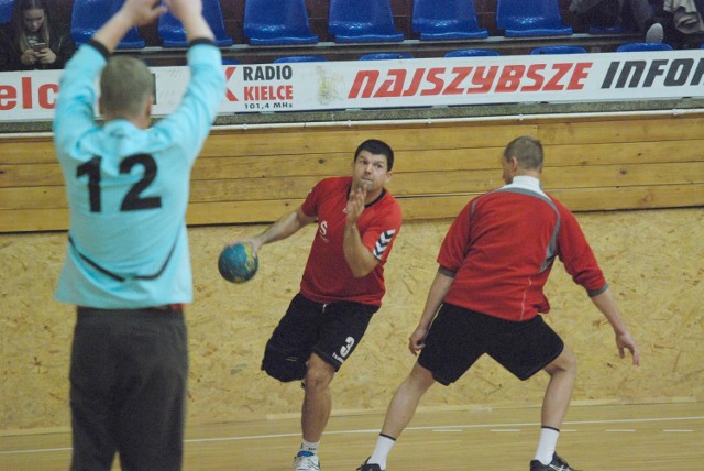 Piłkarze ręczni Wisły Sandomierz (na zdjęciu z piłką Piotr Kutek) będą gospodarzami I Memoriału Jurka Gacha.