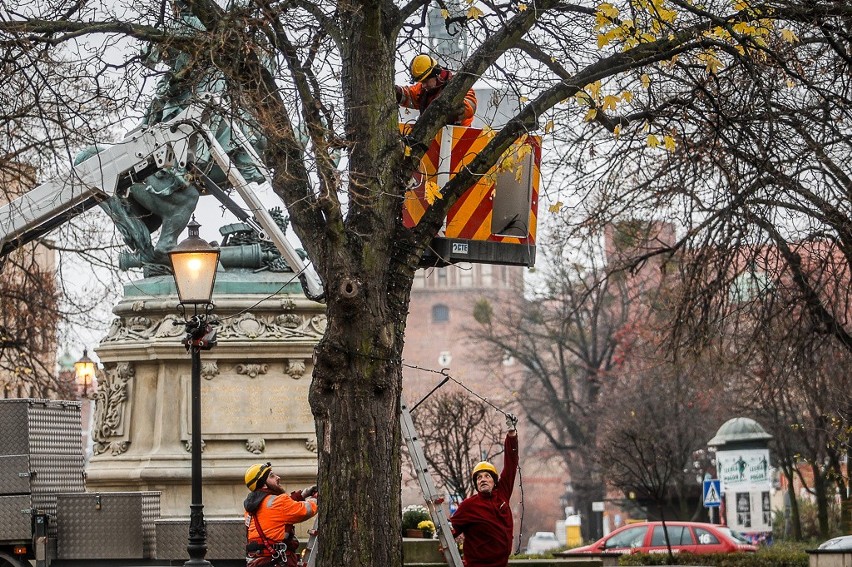 Gdańsk stroi się na święta. Trwa instalacja bożonarodzeniowych lampek. Zdjęcia 