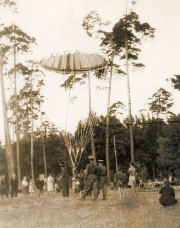 Rozrywką w Zwierzyńcu były od 1937 r. skoki ze spadochronem na uwięzi.