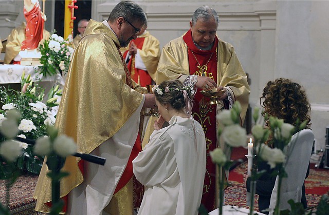 Kobiety, które włączane są do grona dziewic konsekrowanych, przyjmują z rąk biskupa symbole: obrączkę – znak zaślubin z Chrystusem oraz brewiarz – narzędzie osobistego uświęcenia przez modlitwę.