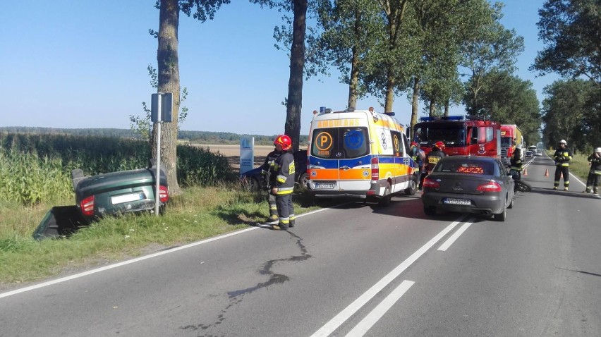 Bobry. Skoda uderzyła w motocykl i dachowała w rowie (zdjęcia)