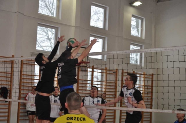 W minioną sobotę pod siatką w Orońsku walczyły drużyny uczestniczące w amatorskiej lidze.