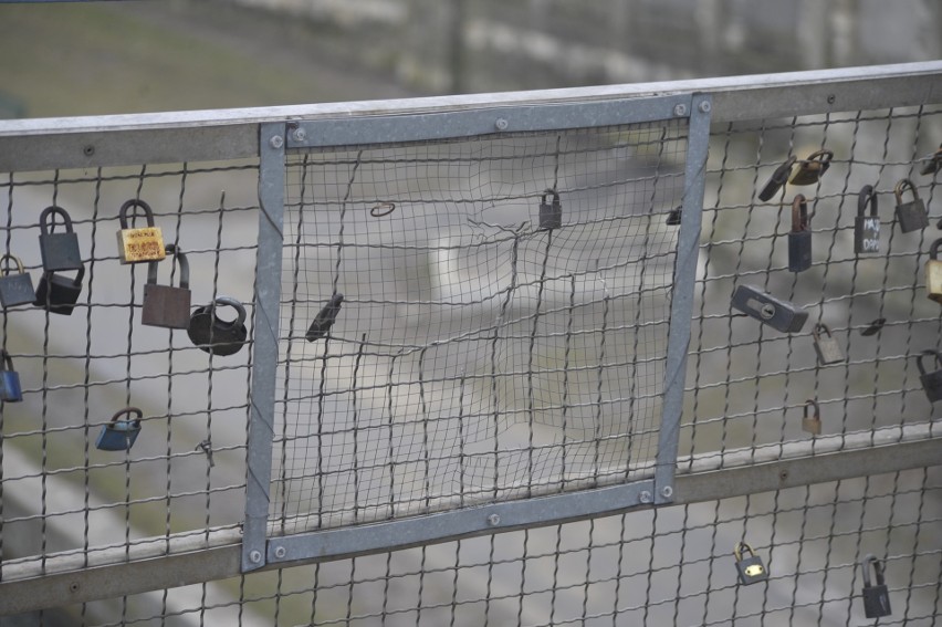 Walentynki 2019. Kładka Bernatka i symbol miłości, czyli kłódki. Tych cały czas przybywa. Urzędnicy już nie chcą ich usuwać