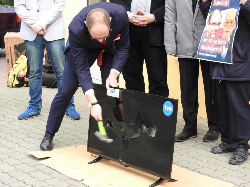 Konfederacja symbolicznie rozbija telewizor