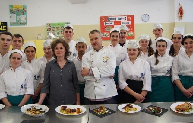 Uczniowie przemyskiego gastronomika, w ramach przygotowań do wakacyjnych praktyk w Irlandii, uczestniczyli w warsztatach prowadzonych przez Janusza Pyrę, szefa kuchni Zamku Dubiecko.