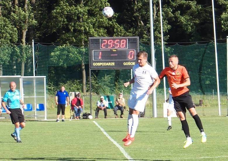 3 liga. Falstart piłkarzy KSZO 1929 Ostrowiec. Przegrali z Sokołem Sieniawa 1:3. -Jest mi wstyd za ten wynik - mówił trener Sasal [ZDJĘCIA]