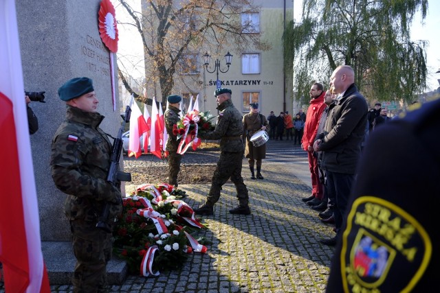 Z okazji przypadającej dziś (11.11) 103. rocznicy odzyskania przez Polskę niepodległości, prezydent Torunia oraz liczni oficjele, złożyli symboliczne wiązanki kwiatów pod pomnikiem gen. Józefa Hallera. 