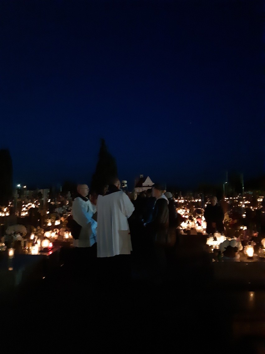 Dzień Zaduszny na cmentarzu we Włoszczowie. Zobaczcie nocne zdjęcia