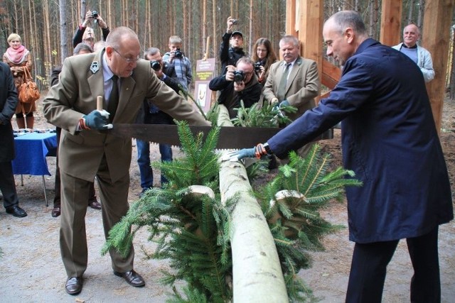 Oficjalnego otwarcia ścieżki dokonał wojewoda Marcin Jabłoński i Janusz Frankowski z-ca dyrektora Dyrekcji Regionalnych Lasów Państwowych w Zielonej Górze.