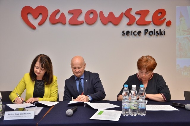 Umowę o dofinansowanie podpisują: burmistrz Grójca Dariusz Gwiazda i Janina Orzełowska, członek zarządu województwa.