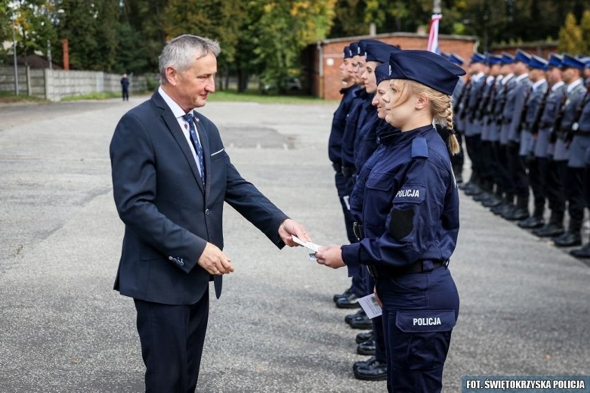 Nowi policjanci z koneckiej komendy złożyli ślubowanie. Teraz czeka ich szkolenie. Zobacz zdjęcia 